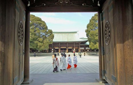 Priests and Maidens in the Meij Jingu